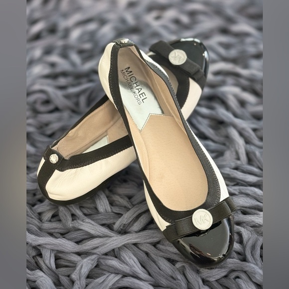 🤍New!🖤 Michael Kors Two-Tone Black and White Flats/Loafers. Fits size 7.5”! - Picture 1 of 4